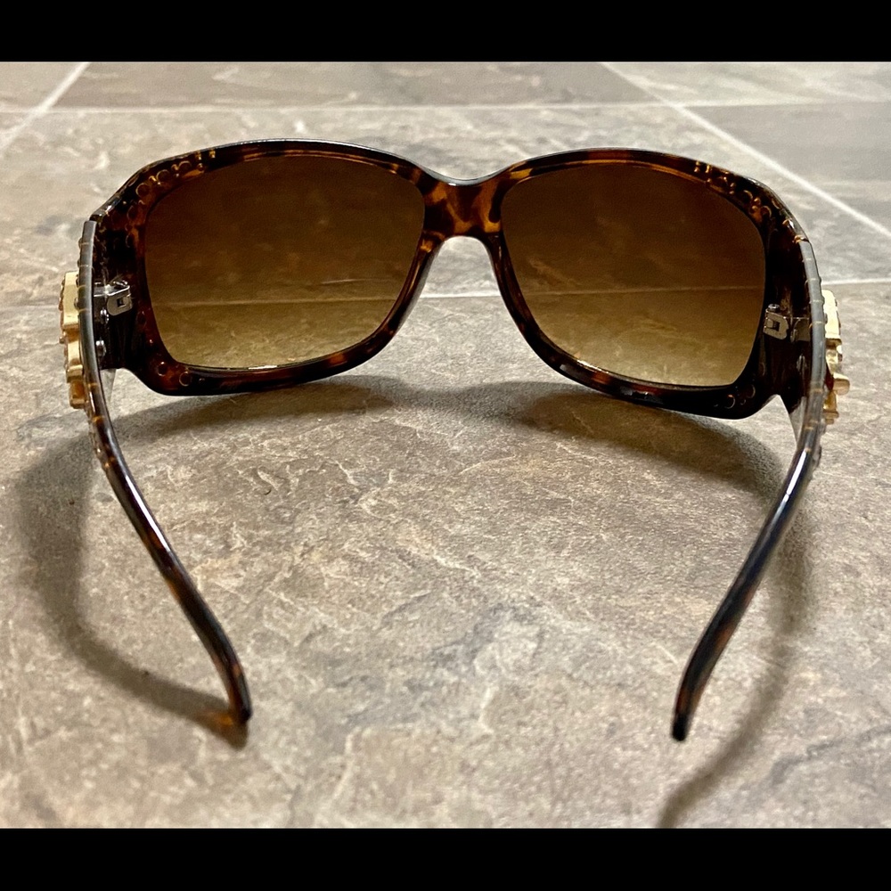 Tortoise Shell Brown Sunglasses - Picture 5 of 5